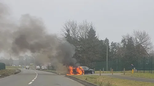 Le Mans : feu de voiture sur la D92